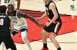 拉齐奥训练开放日，集结日防线松动引欢呼，NBA常规赛在即，年轻球员得到机会的简单介绍